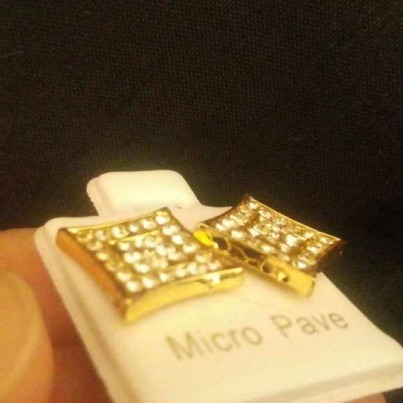 Square studded earrings - Picture 3 of 3